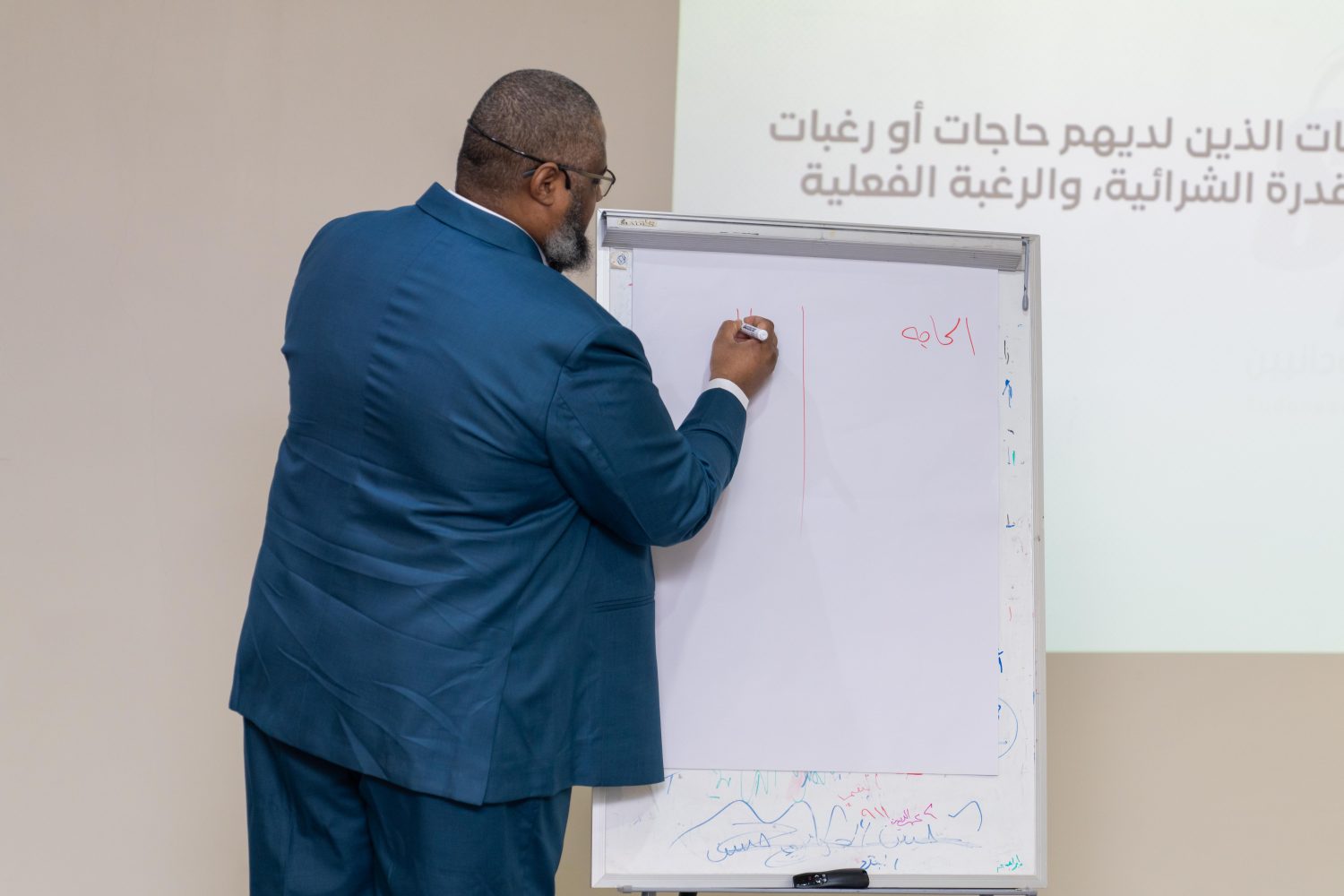 من خبير إلى منتج: تحويل معرفتك إلى قيمة قابلة للبيع